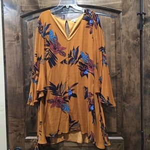 Flowy floral dress w/bell sleeves